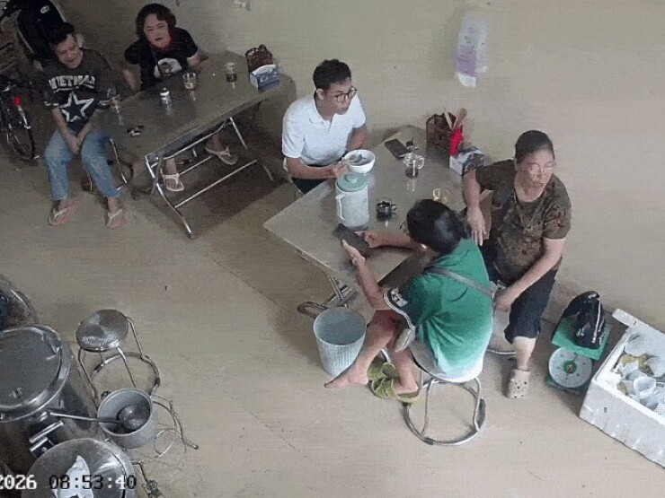 Clip: Người phụ nữ lái xe máy lao thẳng vào cửa hàng