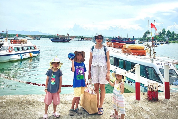 Bên cạnh những người dân trên đảo, các con của chị Tâm cũng có cuộc gặp gỡ đáng nhớ với một vị khách nước ngoài.