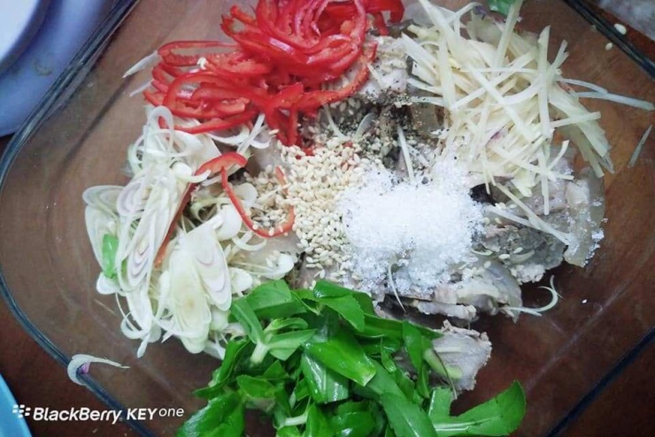 Trộn các nguyên liệu.