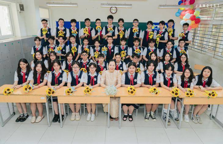 Cô Nguyễn Thu Thủy, giáo viên Trường THCS Lê Ngọc Hân (Hà Nội) chụp ảnh lưu niệm cùng học trò. Ảnh: NVCC