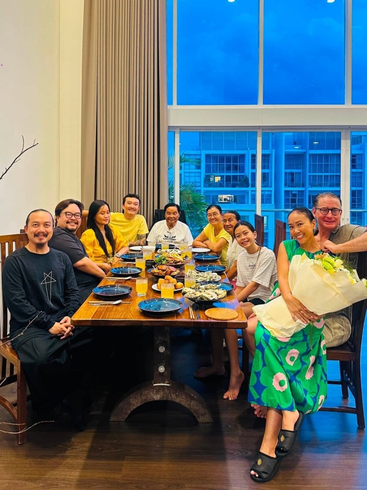 Ảnh sao 3/8: Quang Linh thăm penthouse ven sông của Hồng Nhung - 10