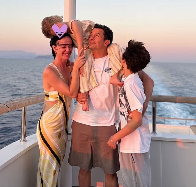 Katy Perry và Orlando Bloom cùng hai con trong kỳ nghỉ vào tháng 7/2025, vài ngày sau khi thông báo kết thúc mối quan hệ kéo dài 9 năm. Ảnh: Instagram/ Orlando Bloom