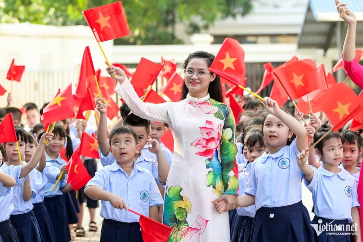 Cô trò tại một trường tiểu học ở Ninh Bình. Ảnh: Trọng Tùng.