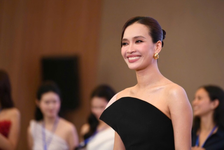 Hà Trúc Linh khoe vẻ gợi cảm khi làm giám khảo - 7