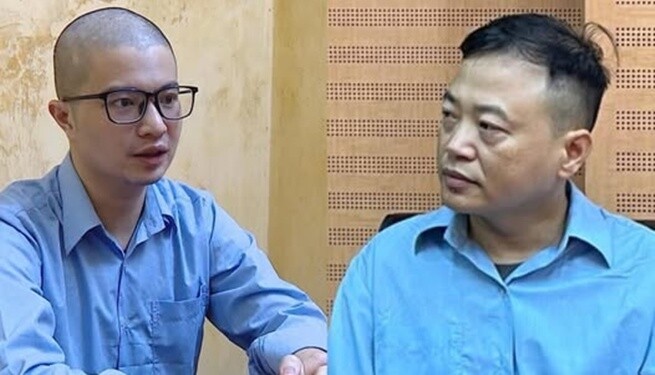 Mr Pips Phó Đức Nam và Shark Bình tại cơ quan công an. (Ảnh: Công an cung cấp)
