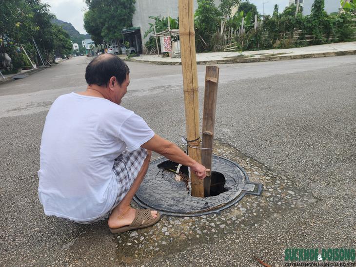 Các hộ dân mong muốn cơ quan chức năng sớm kiểm tra, thay thế bằng vật liệu bền vững hơn. Ảnh: Ngọc Hưng.