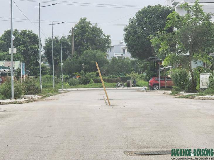 Hố ga mất nắp giăng bẫy người tham gia giao thông. Ảnh: Ngọc Hưng.