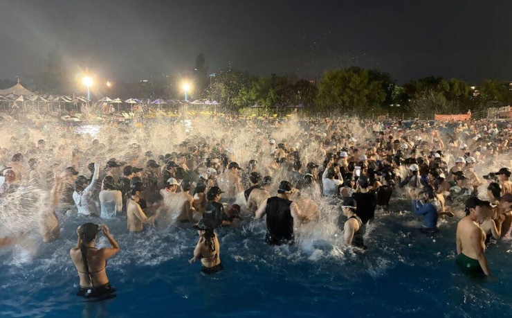 Bể bơi Yeouido bên sông Hàn. Ảnh: JoongAng Ilbo