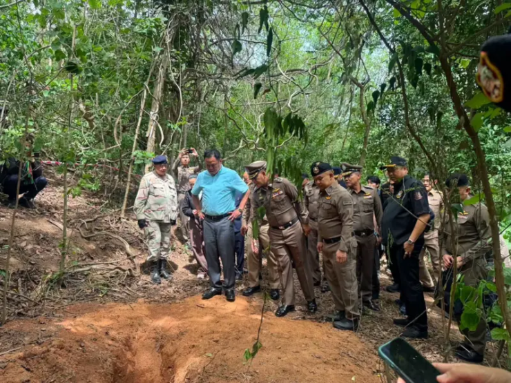 Thủ tướng Anutin Charnvirakul (áo xanh da trời) cùng cảnh sát đến hiện trường vụ án. Ảnh: Royal Thai Police
