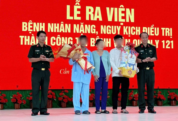 Bệnh viện Quân y 121 đã tổ chức lễ xuất viện cho bệnh nhân bị ong vò vẽ đốt 150 vết. Ảnh: H.X