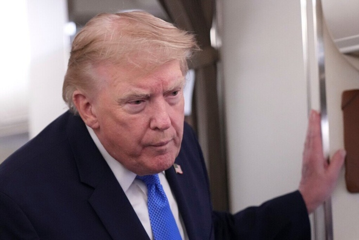 Tổng thống Mỹ Donald Trump trả lời phỏng vấn trên chuyên cơ Không lực Một khi trở về Nhà Trắng, ngày 2/8. Ảnh: AP