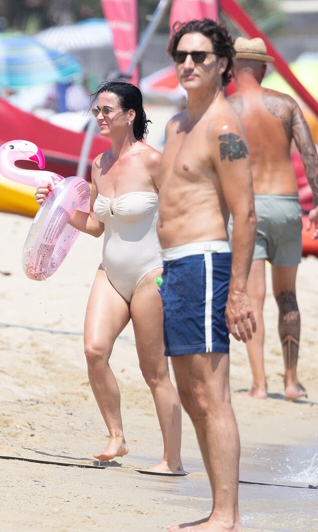 Katy Perry quấn quýt bạn trai trong kỳ nghỉ kỷ niệm một năm yêu - 4
