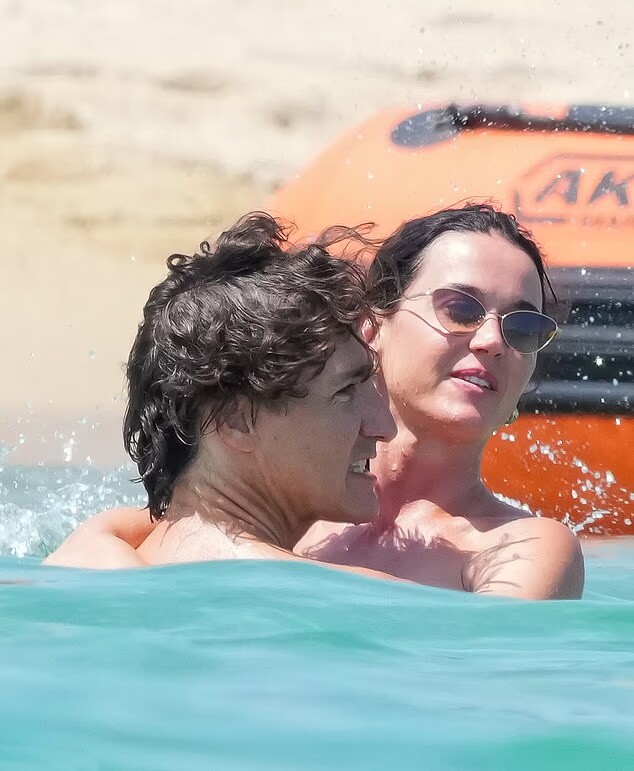 Katy Perry quấn quýt bạn trai trong kỳ nghỉ kỷ niệm một năm yêu - 6