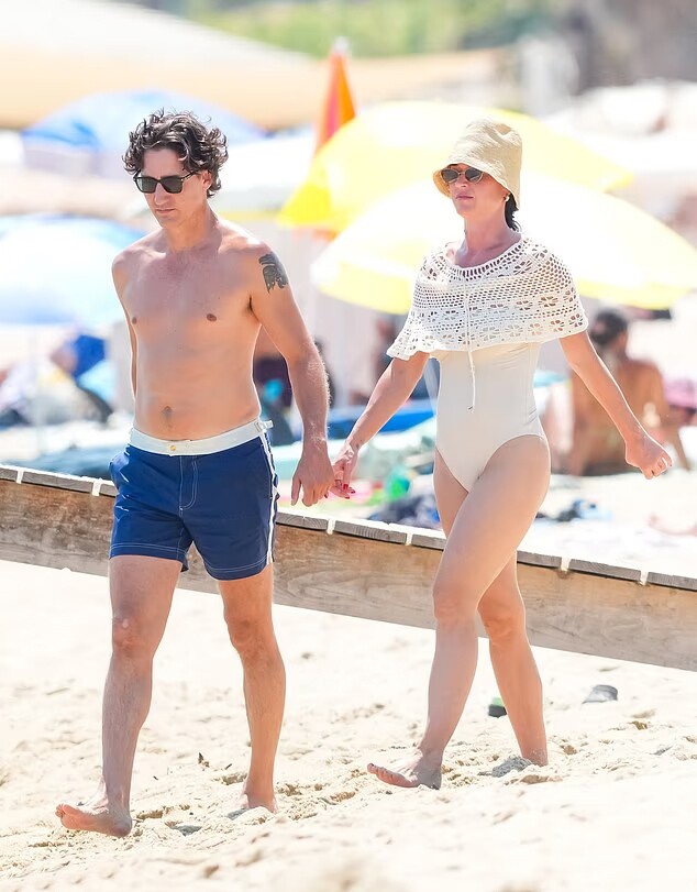 Katy Perry quấn quýt bạn trai trong kỳ nghỉ kỷ niệm một năm yêu - 5