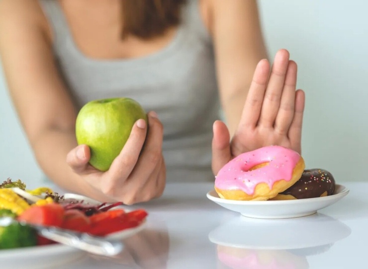 Hạn chế tiêu thụ thực phẩm và đồ uống chứa nhiều đường như nước ngọt, trà sữa, bánh kẹo, món tráng miệng và các thực phẩm siêu chế biến giúp làm chậm quá trình phá hủy collagen, từ đó duy trì độ đàn hồi và săn chắc của làn da lâu hơn. Ảnh: Eat This Not That