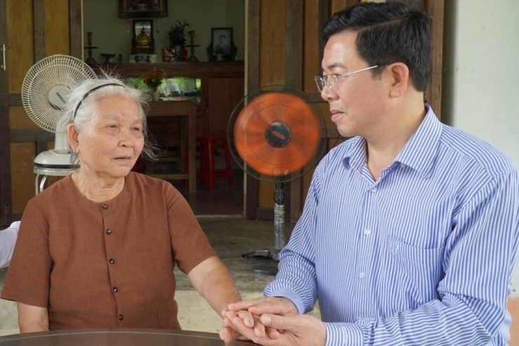 Ông Nguyễn Đăng Vinh, Bí thư xã Tư Nghĩa trò chuyện cùng bà Hồ Thị Phó. Ảnh: Ngọc Linh