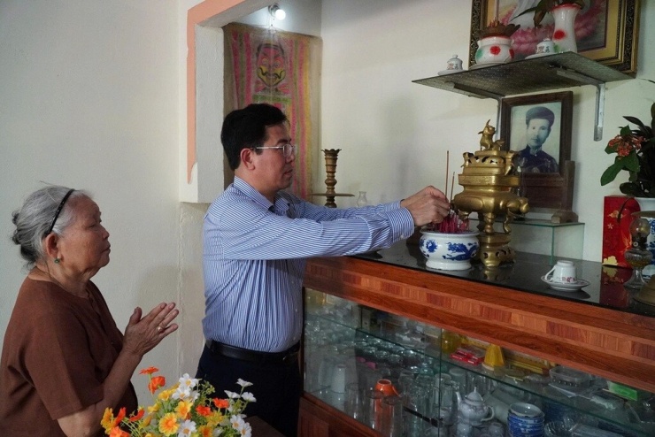 Ông Nguyễn Đăng Vinh cùng bà Hồ Thị Phó thắp hương trên bàn thờ cha ông Lê Tài. Ảnh: Ngọc Linh
