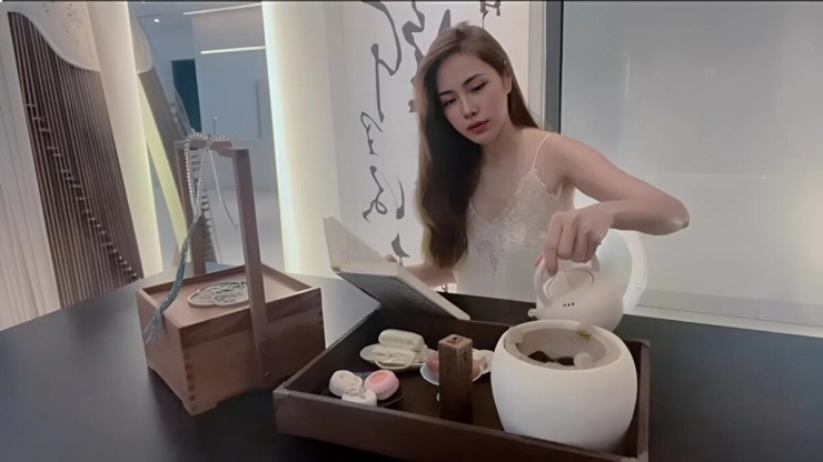 Mới đây, ca sĩ Thủy Tiên - bà xã cựu cầu thủ Công Vinh - đăng video ghi lại các hoạt động đời thường như pha trà, làm bánh và thư giãn trong không gian sống, sau khoảng một tháng không cập nhật hình ảnh cá nhân.&nbsp;