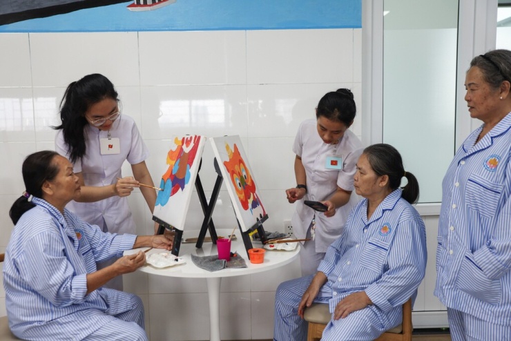 Người cao tuổi tại viện dưỡng lão bán trú tại Bệnh viện Phục hồi chức năng - Điều trị bệnh nghề nghiệp TP HCM. Ảnh: Quỳnh Trần