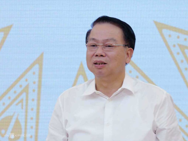 Thứ trưởng Tài chính Nguyễn Đức Chi trả lời tại họp báo. Ảnh: Ngọc Thành