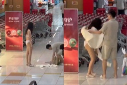 Dân mạng "đỏ mặt" với clip cô gái "trần như nhộng" ở trung tâm thương mại