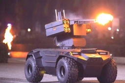 Xem robot tự hành cùng Cảnh sát đặc nhiệm nổ súng tiêu diệt mục tiêu khủng bố