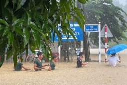 CLIP: Mưa lớn ở Lào Cai, có nơi nước ngập ngang người