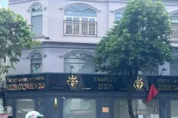 Tiệm kim cương đến hẹn mở hàng: Cửa đóng kín, bảng hiệu không bật, bên trong tối om