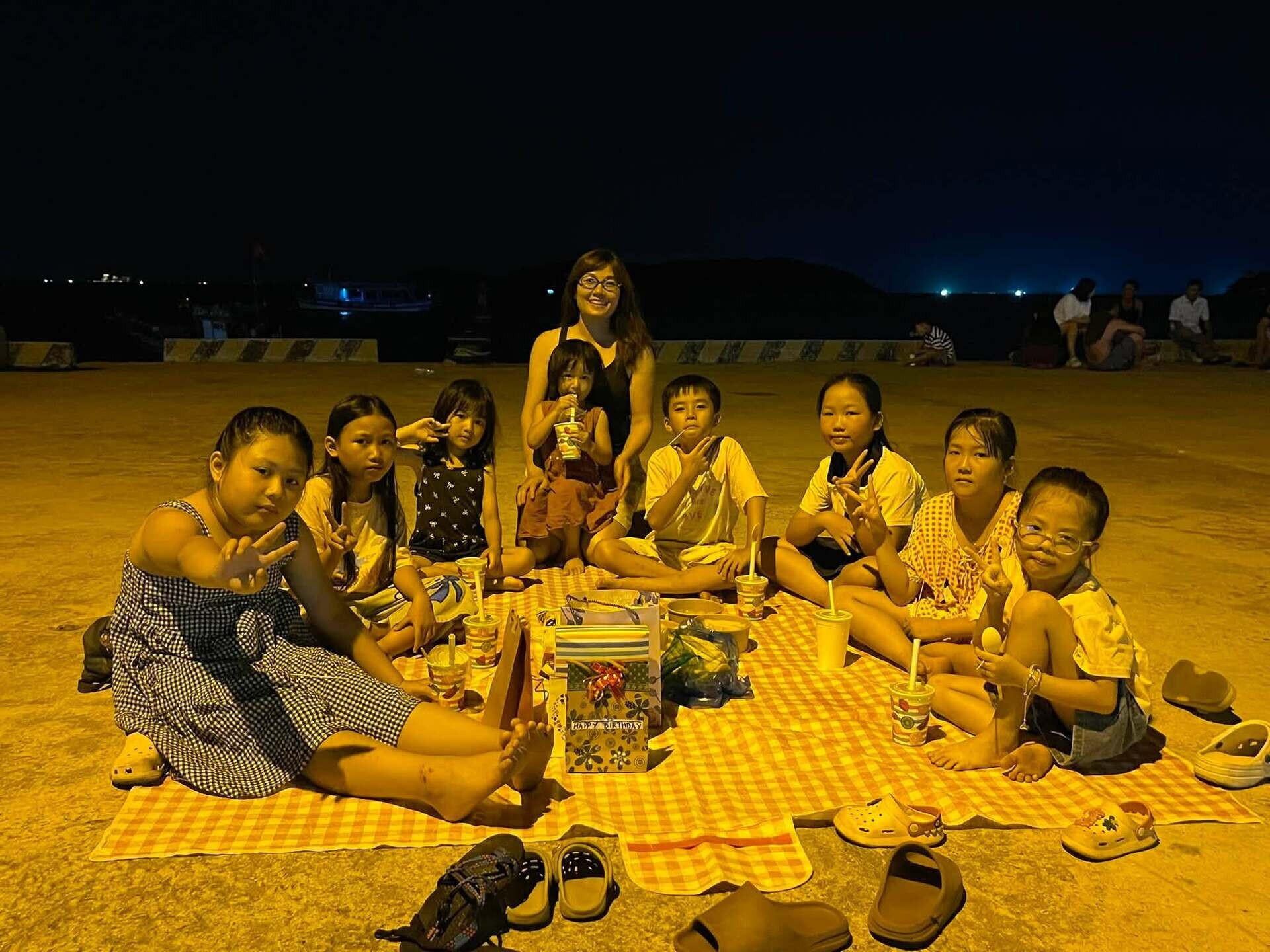 10 ngày ở đảo, 3 con của chị Tâm có thêm những người bạn mới