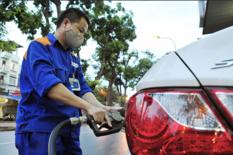 Giá xăng dầu hôm nay 3/8: Giảm mạnh