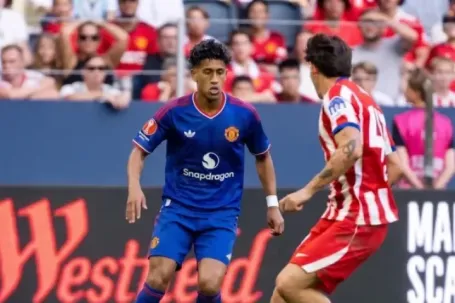 Thần đồng 15 tuổi vừa lập kỷ lục ra mắt Man United là ai?