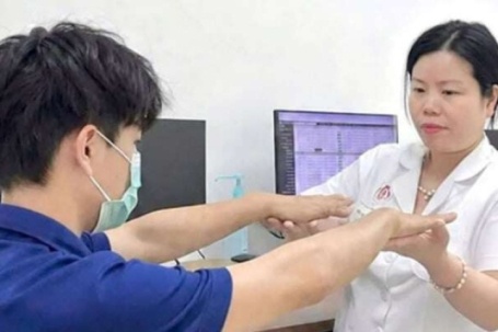 Đang khỏe mạnh, thiếu niên 17 tuổi bỗng dưng tê bì bàn tay, teo cơ tiến triển ngày càng nặng