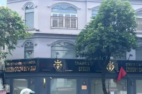 Tiệm kim cương đến hẹn mở hàng: Cửa đóng kín, bảng hiệu không bật, bên trong tối om