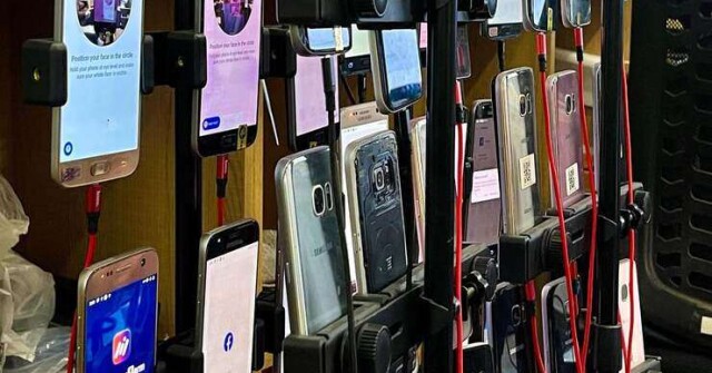 Thao túng tương tác mạng xã hội bằng phonefarm tích hợp AI ngày càng tinh vi