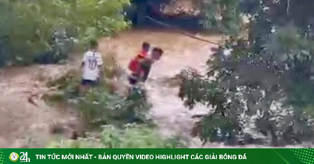 Cứu hai em nhỏ mắc kẹt giữa suối khi lũ bất ngờ tràn về