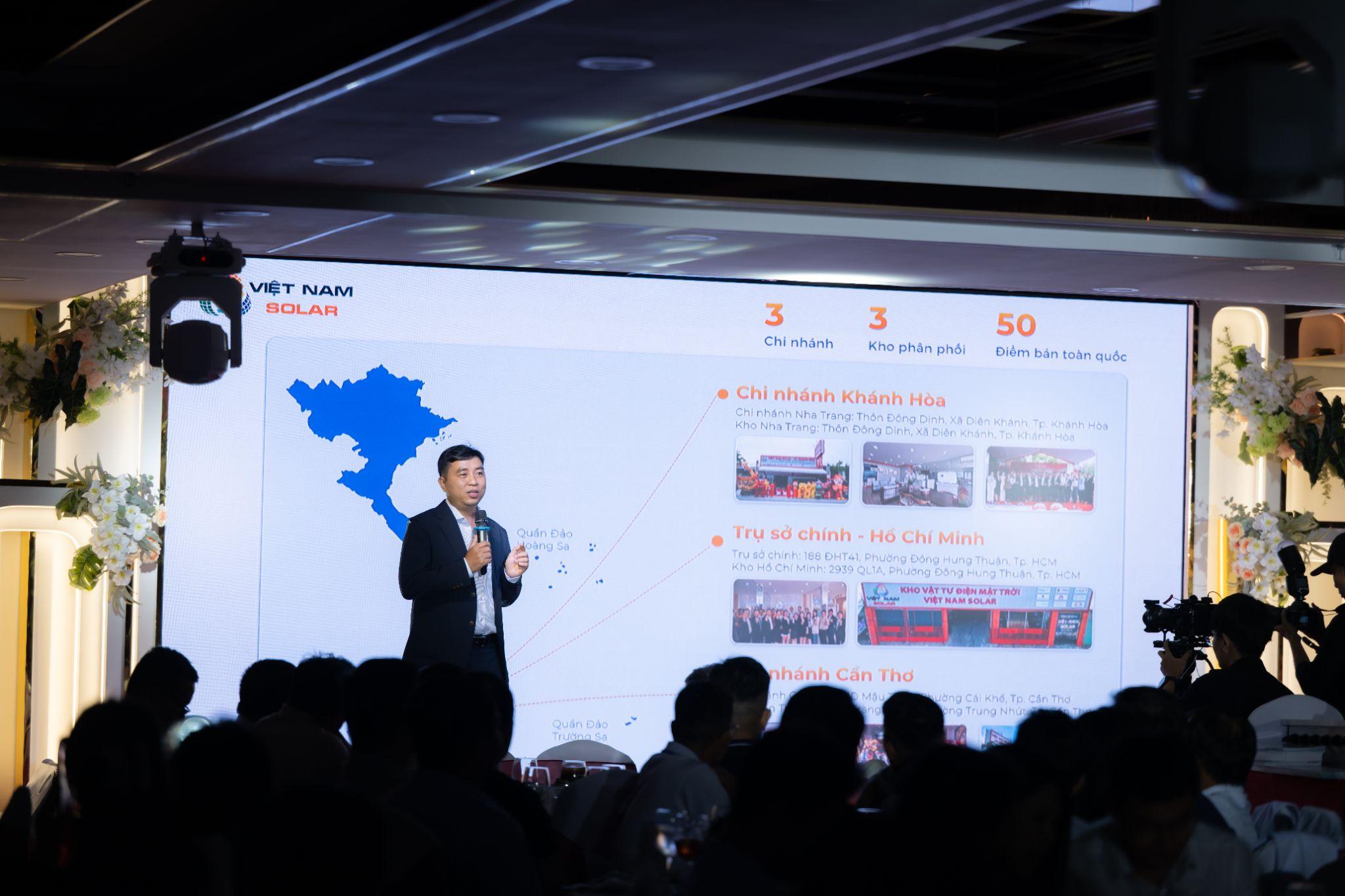 Ông Võ Phú Hữu, Giám đốc Công ty Việt Nam Solar chia sẻ về các dấu ấn phát triển. Ảnh: Việt Nam Solar