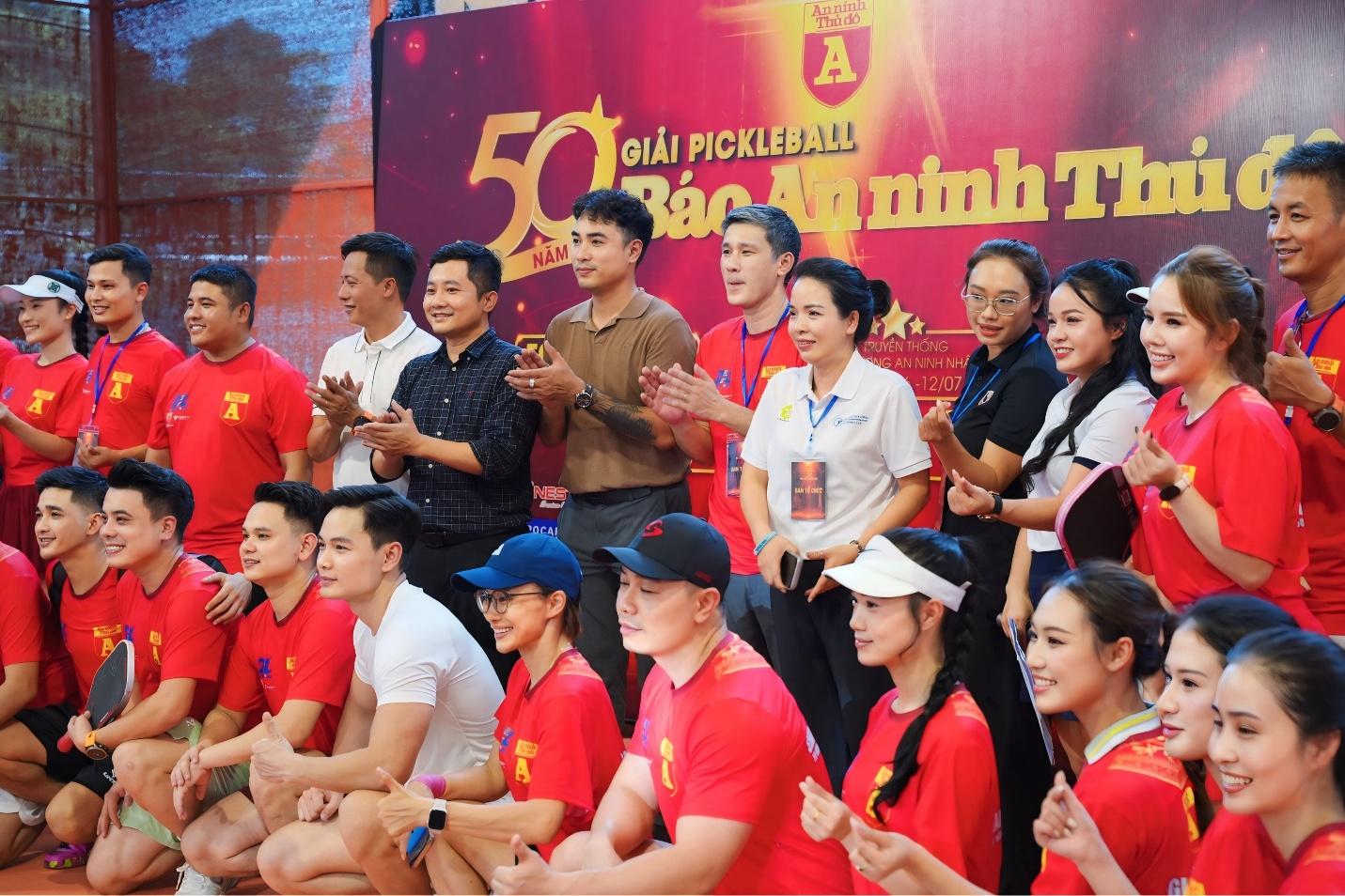 Ông Phạm Tiến Dũng - CEO Công ty TNHH Phạm Gia Thái Bình - đại diện Fracora Việt Nam chụp ảnh lưu niệm cùng Ban lãnh đạo báo ANTĐ và các VĐV