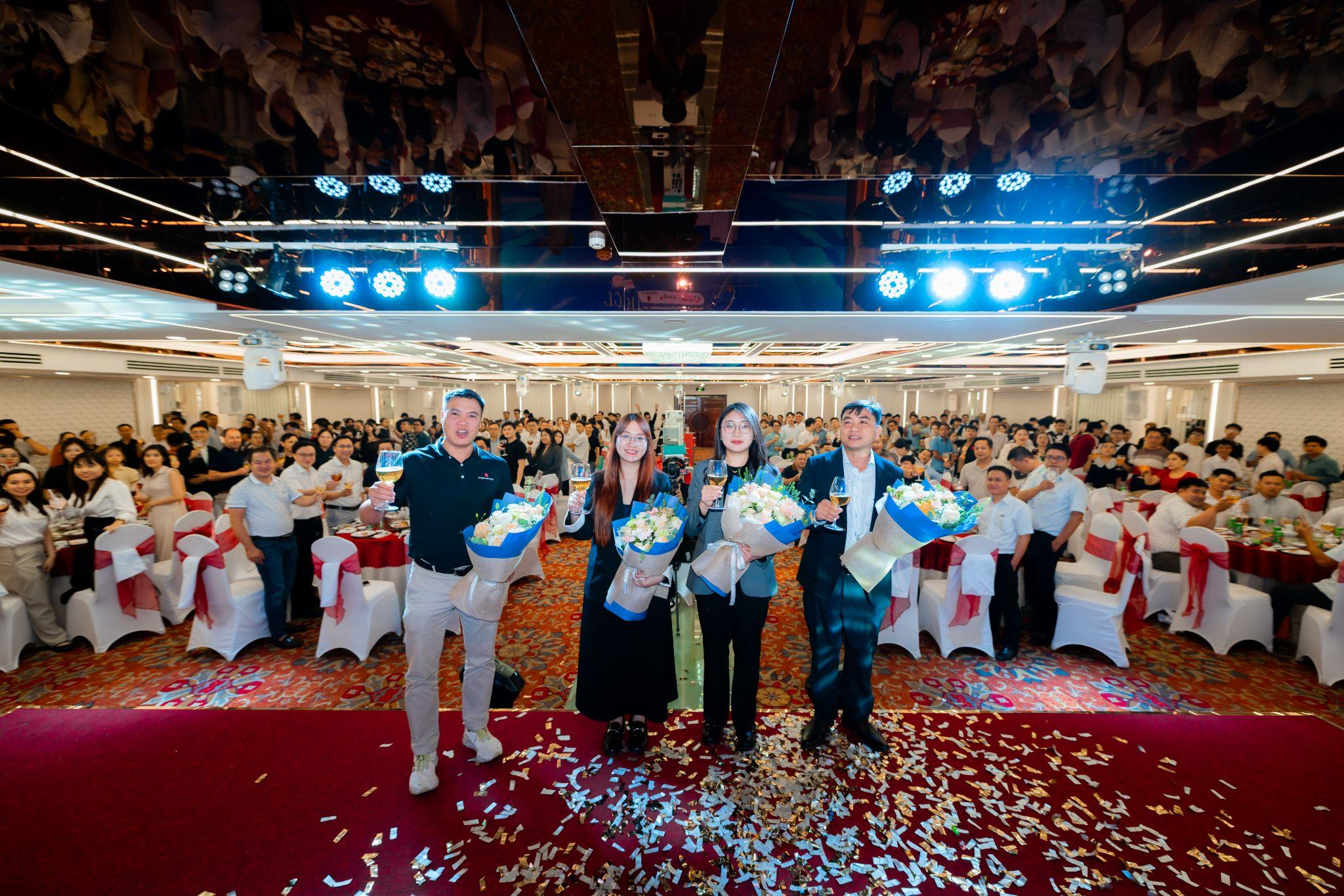 Đại diện Việt Nam Solar - Sunkean - AIKO - Sigenergy và 350+ đối tác ngành năng lượng mặt trời tại Gala Dinner 2026. Ảnh: Việt Nam Solar