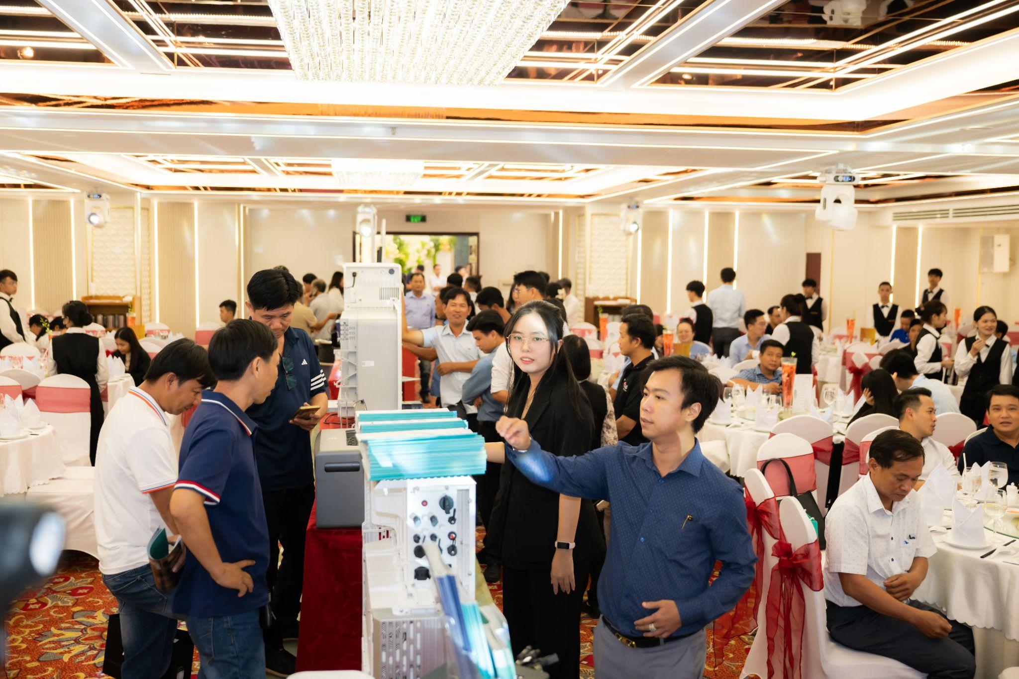 Các khách mời tham quan khu vực trưng bày. Ảnh: Việt Nam Solar