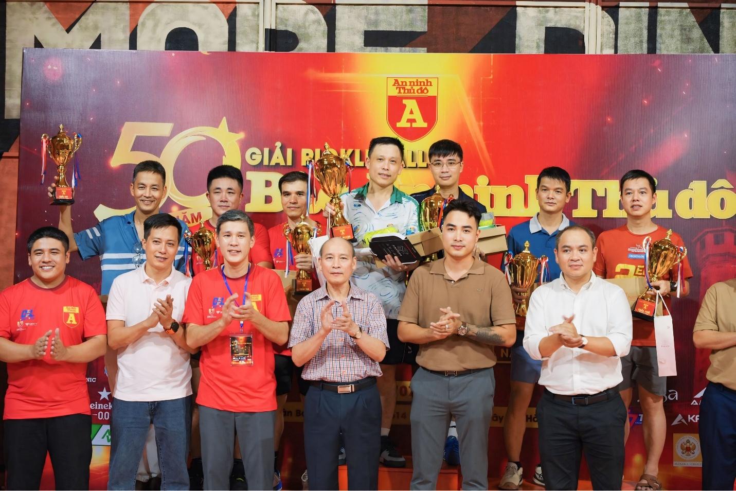 Đại diện Ban Tổ chức và nhà tài trợ trao cúp, vinh danh các vận động viên xuất sắc tại giải pickleball kỷ niệm 50 năm số báo An ninh Thủ đô đầu tiên ra mắt