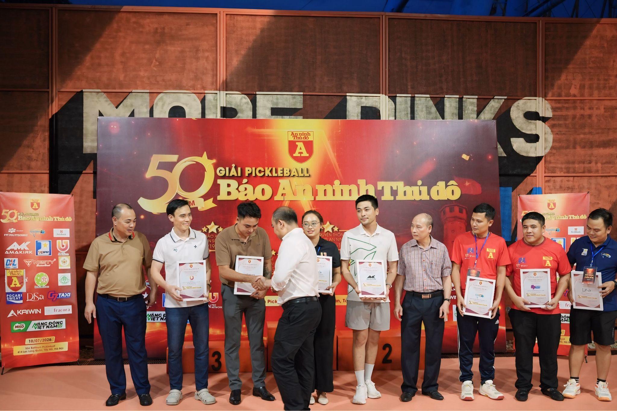 Ông Phạm Tiến Dũng - CEO Công ty TNHH Phạm Gia Thái Bình - lên nhận giấy chứng nhận và thư cảm ơn nhà tài trợ từ Ban lãnh đạo báo ANTĐ