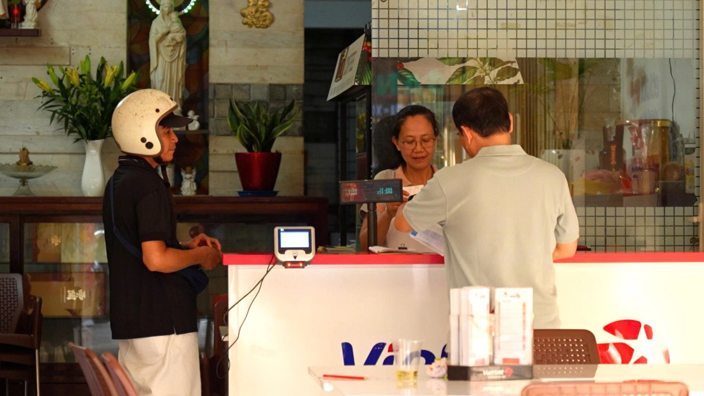 Quầy nước bên cạnh điểm bán Vietlott của chị Hồ Thị Kim Năng tại TP.HCM.
