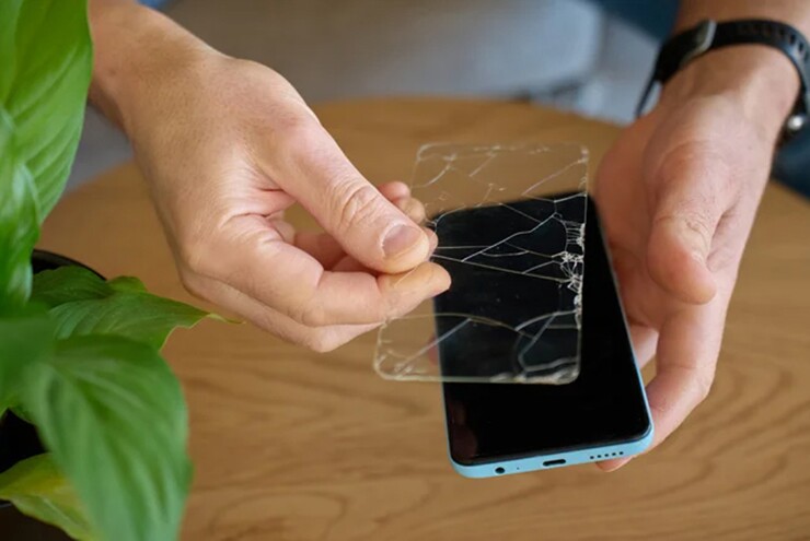 Điện thoại bị nứt màn hình, có nên dán kính cường lực tiếp?