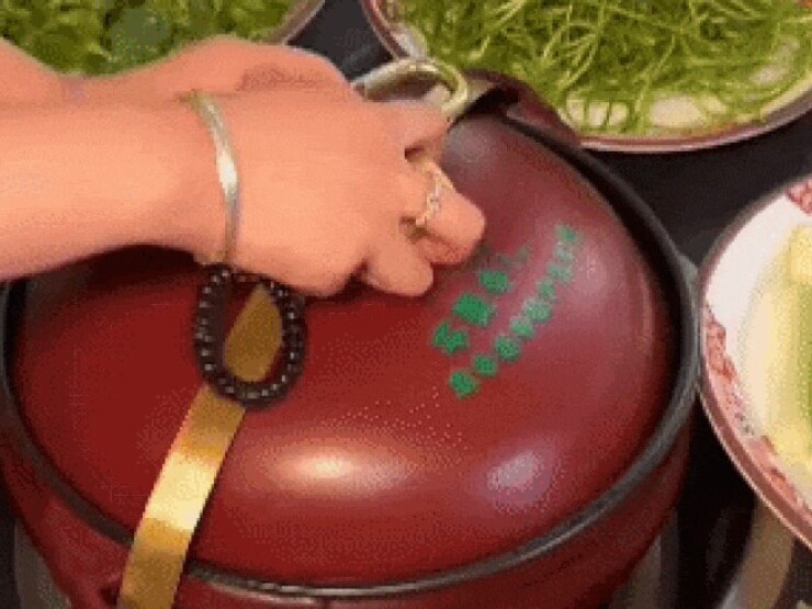 Vì sao đến Vân Nam ăn lẩu nấm, khách bị thu đũa, khóa nồi?