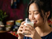 Uống sữa tốt hay xấu cho da?