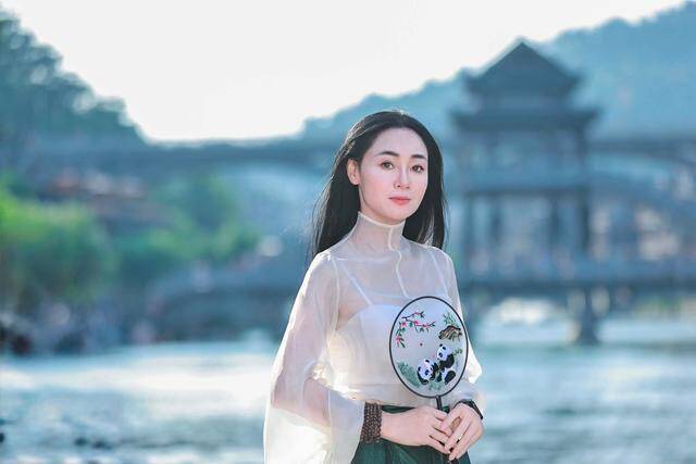 Vẻ đẹp rực rỡ ở đời thực của 'mẹ chồng' - NSƯT Quách Thu Phương - 5