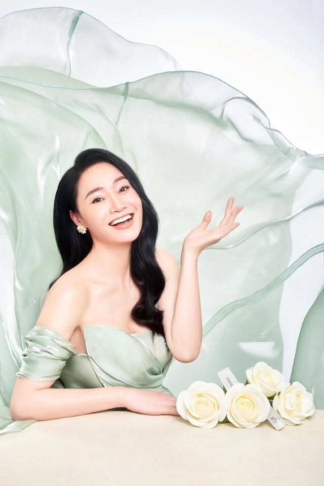 Vẻ đẹp rực rỡ ở đời thực của 'mẹ chồng' - NSƯT Quách Thu Phương - 9