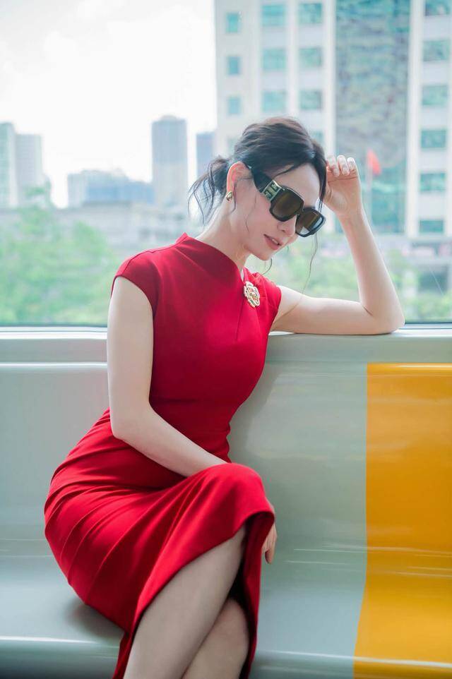 Vẻ đẹp rực rỡ ở đời thực của 'mẹ chồng' - NSƯT Quách Thu Phương - 7