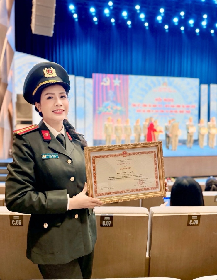 Trúc Mai trong sắc phục ngành công an. 