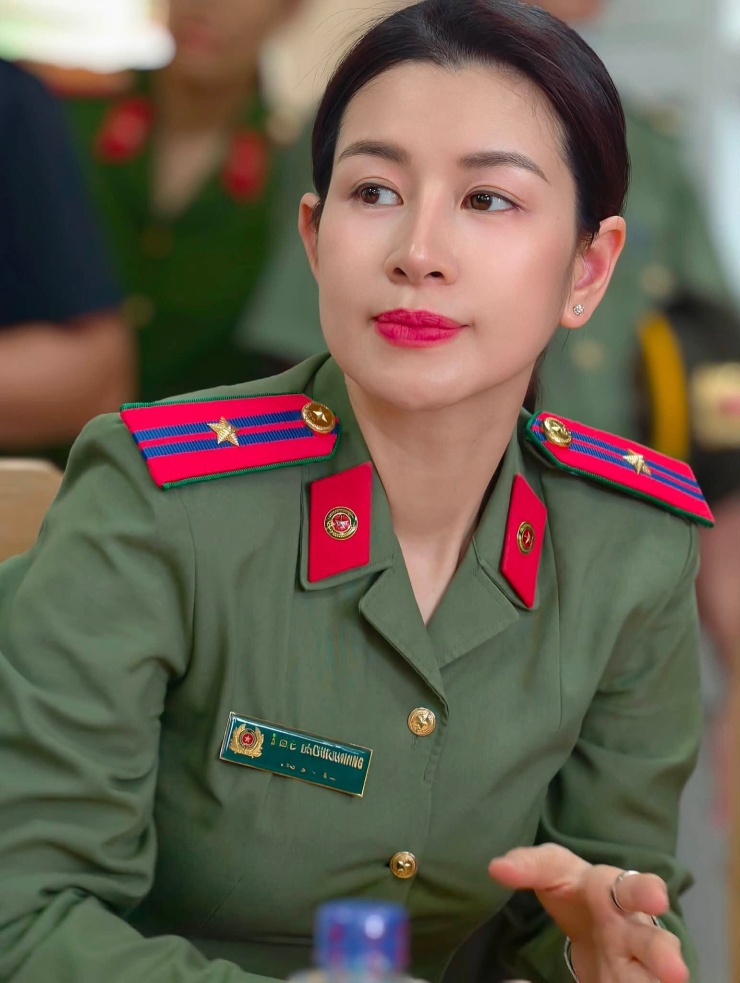 Nữ diễn viên vừa được thăng hàm Thiếu tá. 